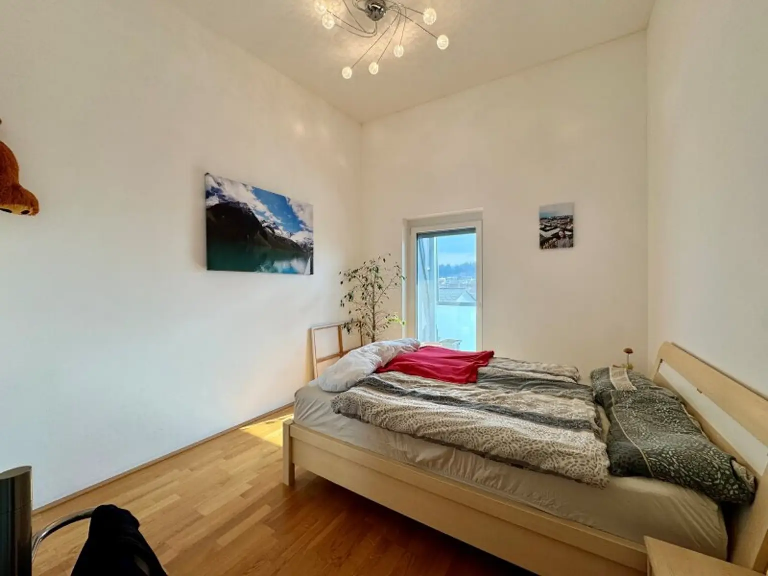 Schlafzimmer mit Ausgang zur Loggia