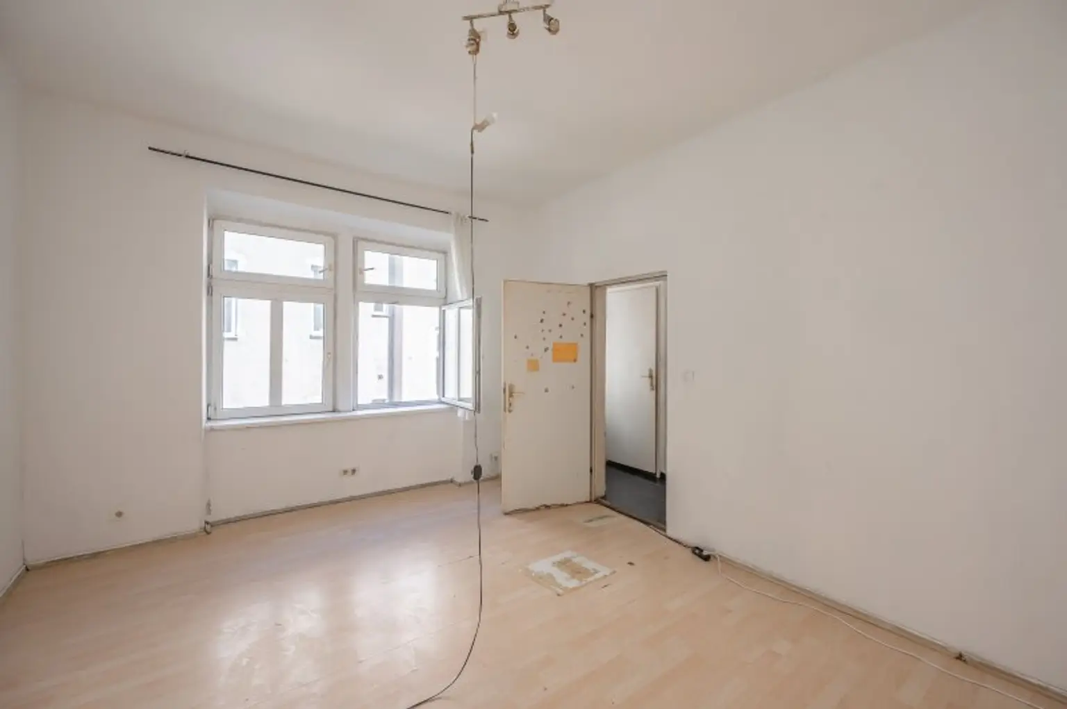 ++NEU++ Sanierungsbedürftige 1-Zimmer Altbau-Wohnung, viel Potenzial! Augartennähe!