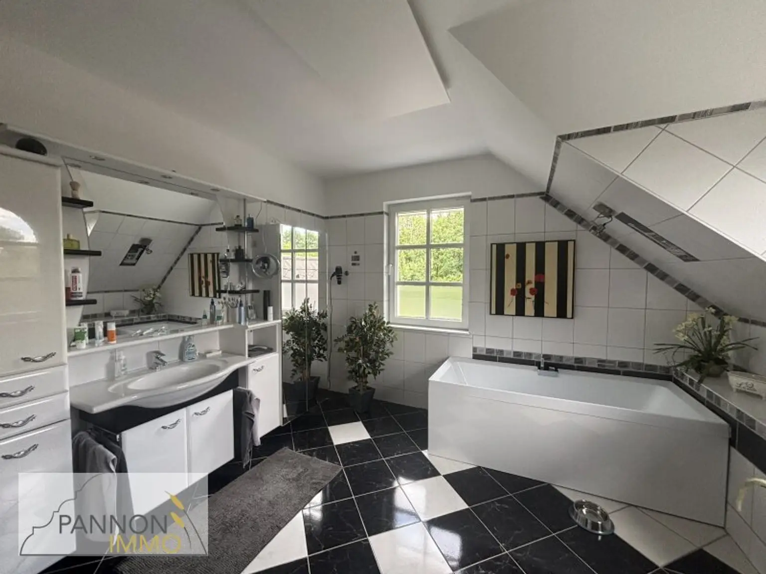 Luxus und Wohlbefinden - Traumvilla mit uneinsehbarem Garten in Grünlage