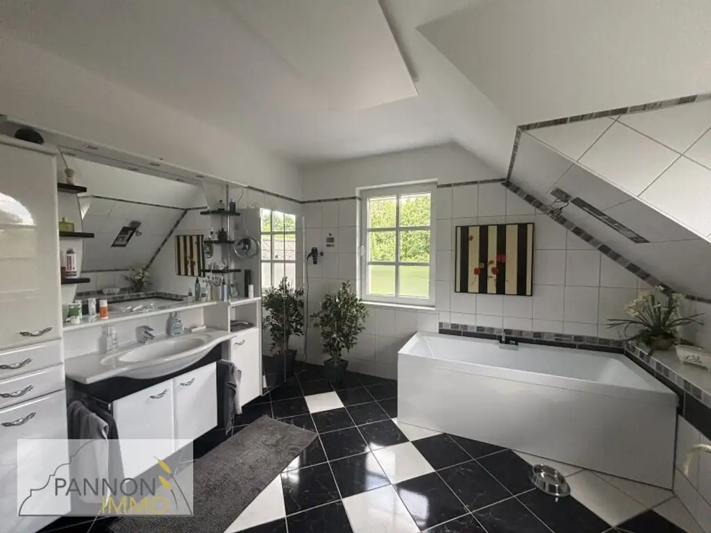 Luxus und Wohlbefinden - Traumvilla mit uneinsehbarem Garten in Grünlage