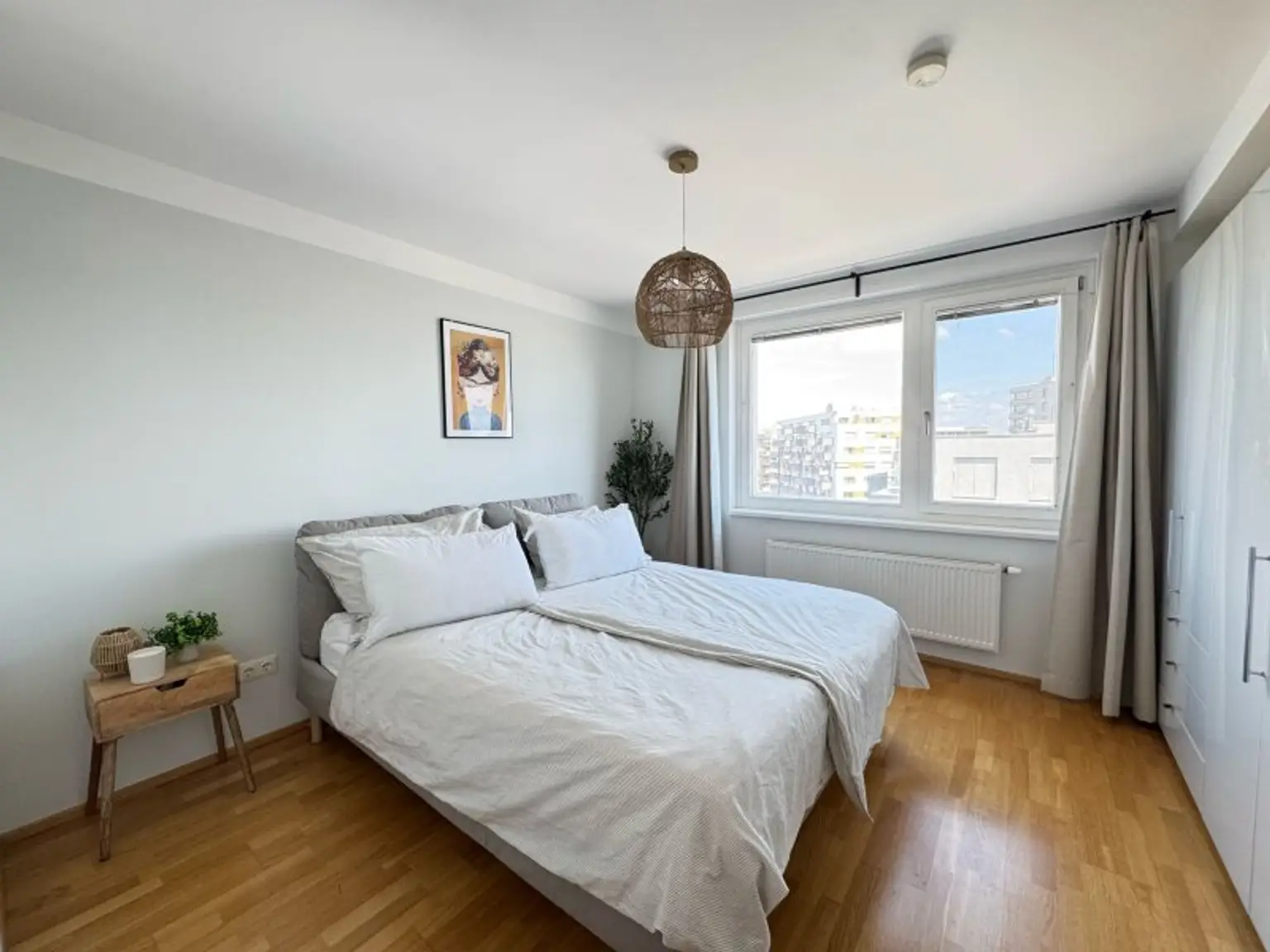 OPEN HOUSE-Besichtigung mit Einzelterminen, am Samstag, den 09.08.2025, ab 10:00 Uhr! Möblierte Vierzimmerwohnung mit großzügiger Loggia,Fernblick inkl. Garagenplatz im Herzen von Stadlau