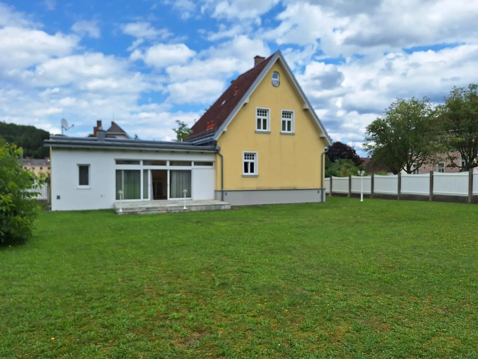 VILLA IN HAINFELD - WOHNEN UND ARBEITEN MÖGLICH