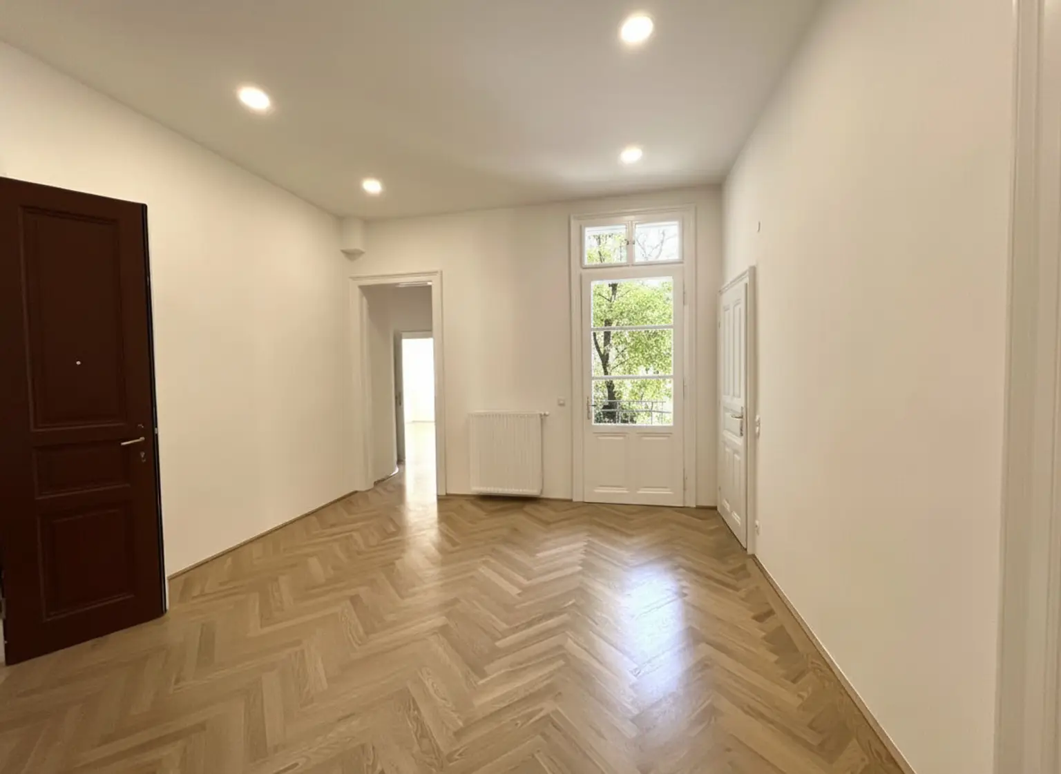 ERSTBEZUG NACH GENERALSANIERUNG: Einzigartige helle Altbauwohnung mit Stuckdecken in ruhiger Lage und einem kleinen Balkon