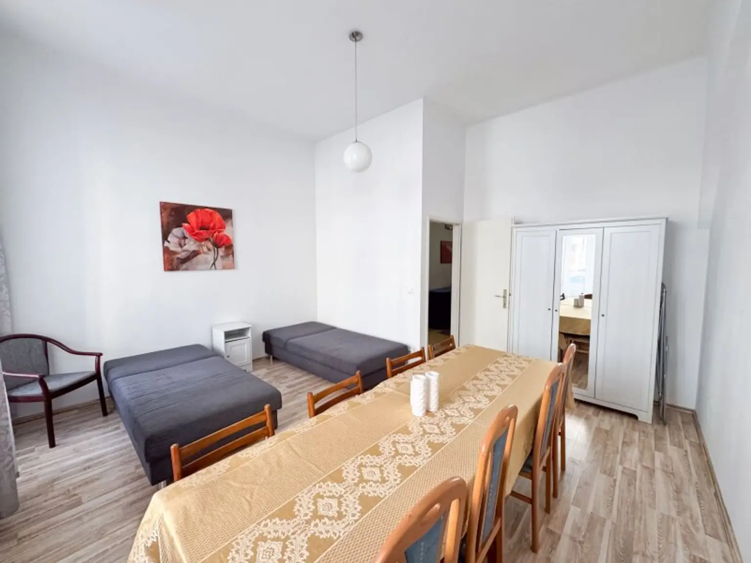 Büro / Ordination im Erdgeschoss mit Terrasse! 95,70 m2 Vier separate Räume mit 47 m2 Kellerfläche! Nähe Thaliastraße!