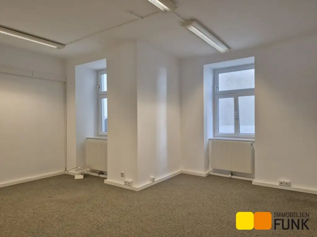 Attraktives Büro mit eigener Garage und zusätzlicher Lagerfläche