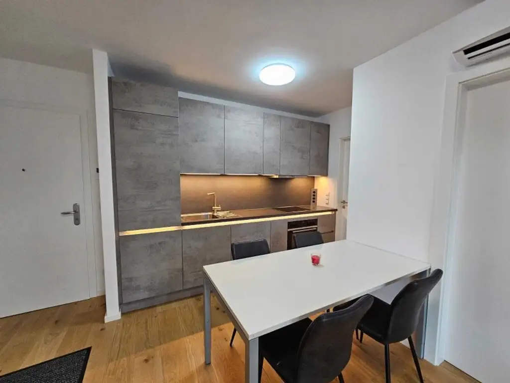 Erstbezug! Moderne, vollmöblierte 2-Zimmer-Wohnung mit Balkon, Top-Infrastruktur & hellen Räumen in 1210 Wien