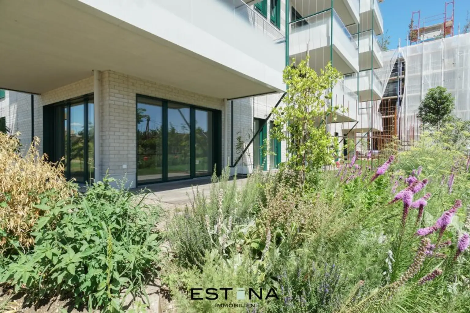Exklusives Wohnen und Arbeiten in künstlerischer Gartengestaltung von André Heller