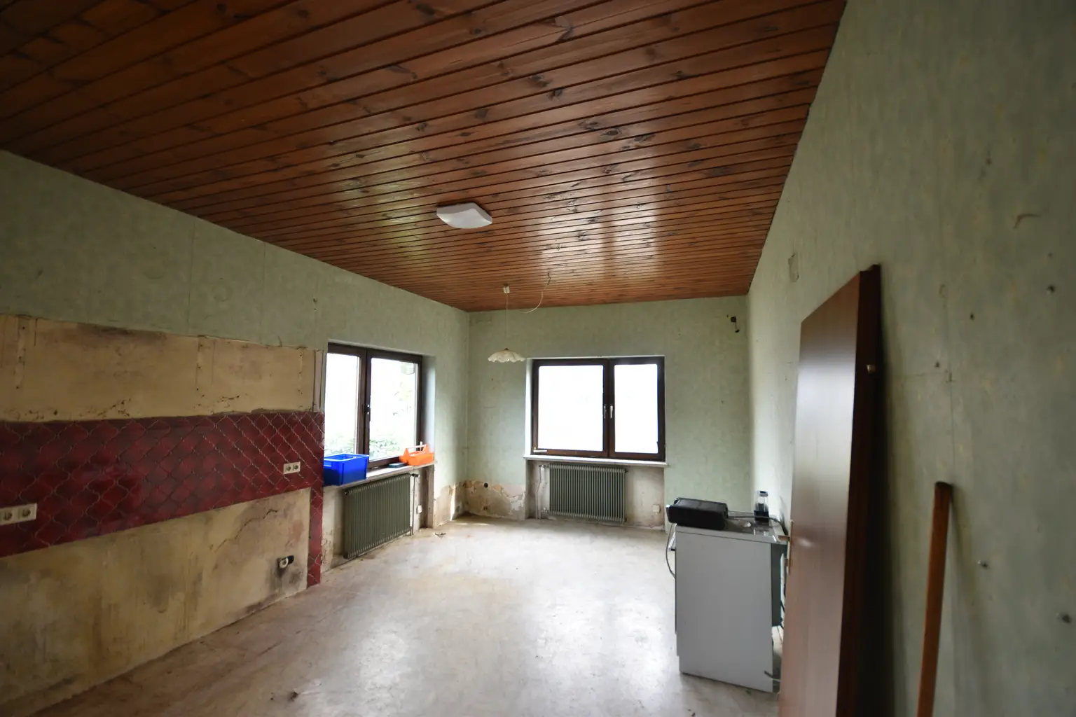 "LIND OB VELDEN - Renovierungsbedürftiges Wohnhaus mit zwei separaten Wohnungen"