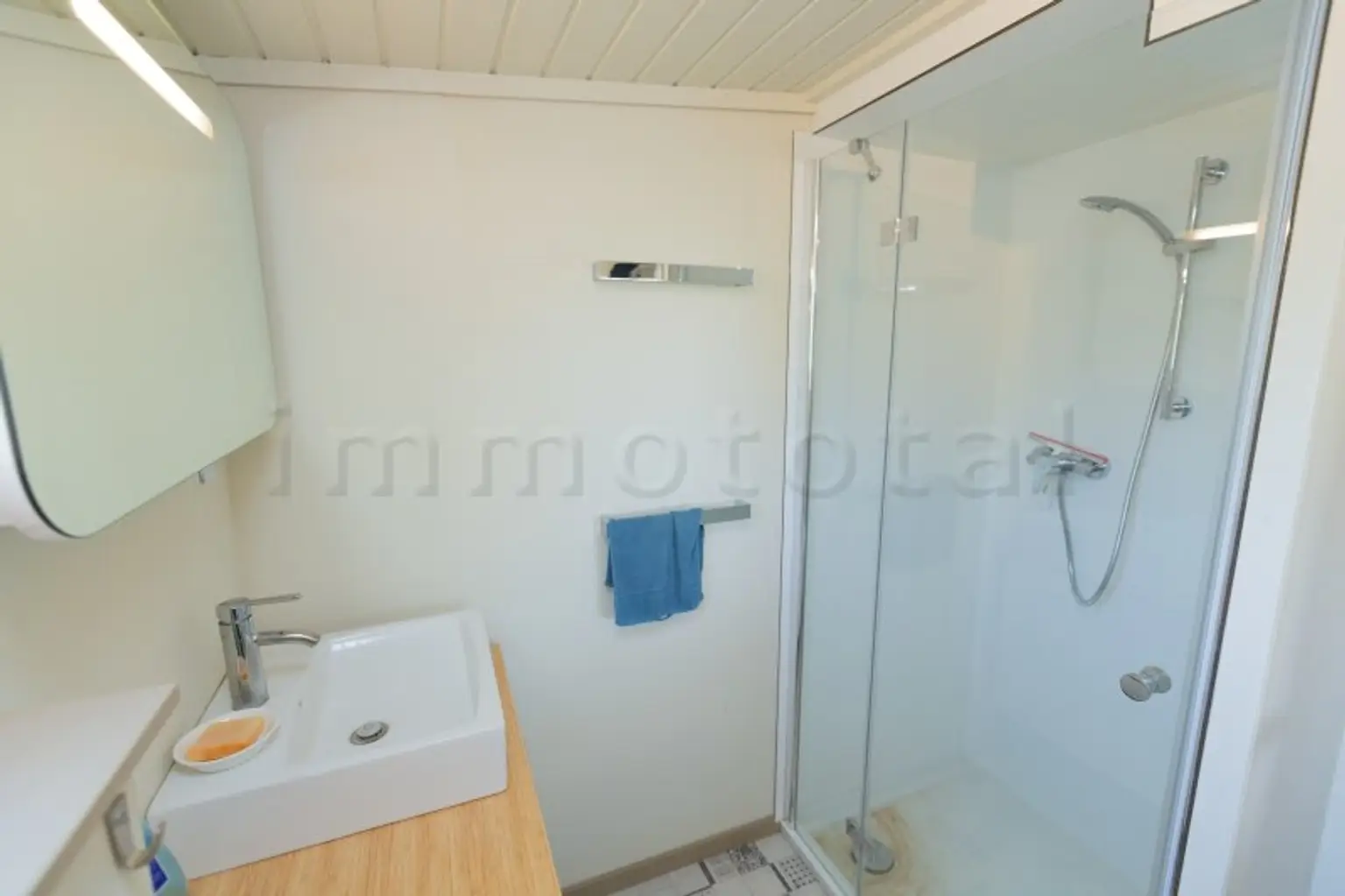 Neu adaptierte Spitzhütte in Toplage am offenen See