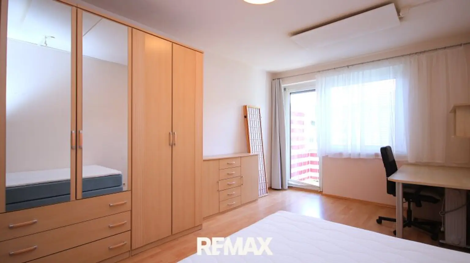 Schlafzimmer mit Zugang Loggia
