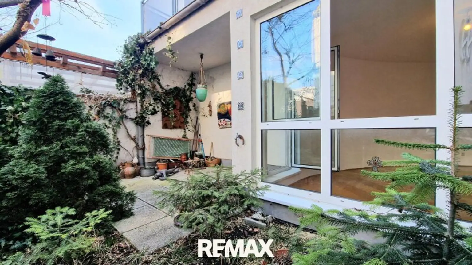 Terrasse und kleiner Garten