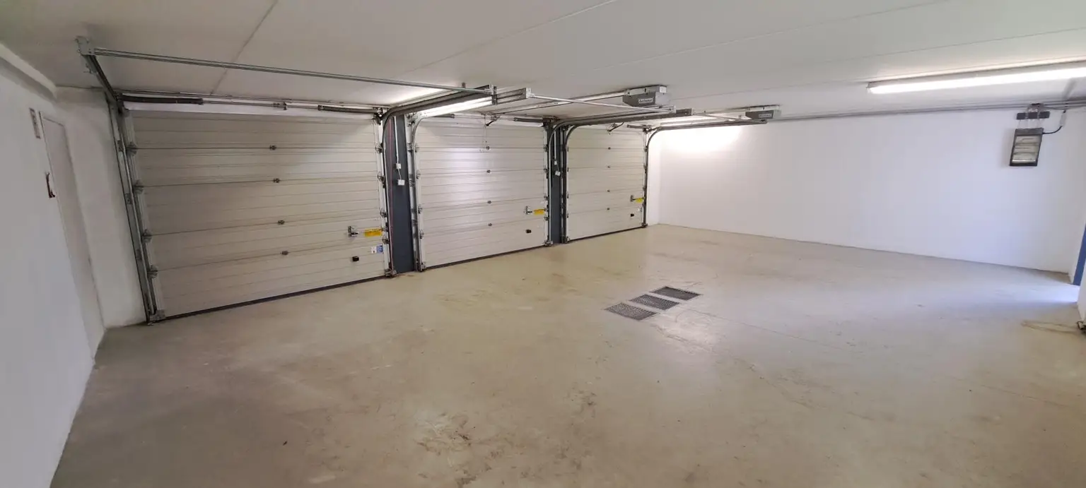 Zwei GARAGEN / HALLEN mit jeweils 3 STELLPLÄTZEN - zu mieten