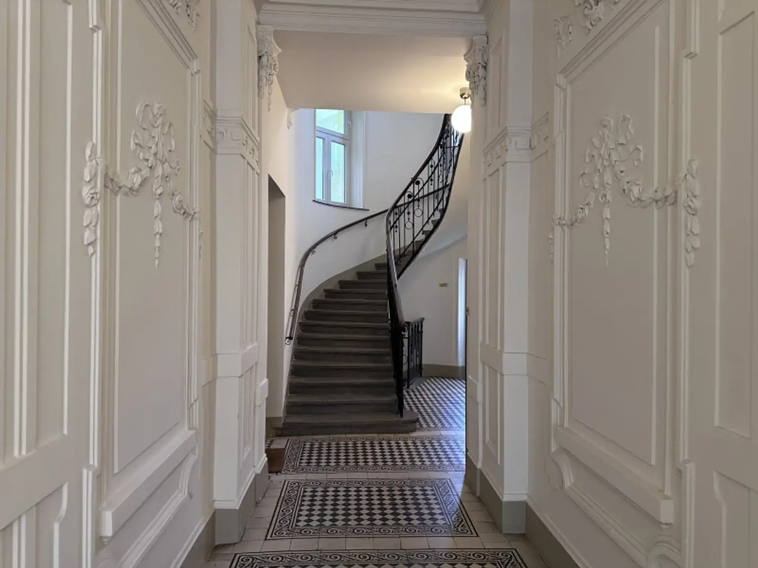 TOLLER ALTBAU - SCHÖNE WOHNUNG IM ALTWIENER STIL - ZUM SANIEREN