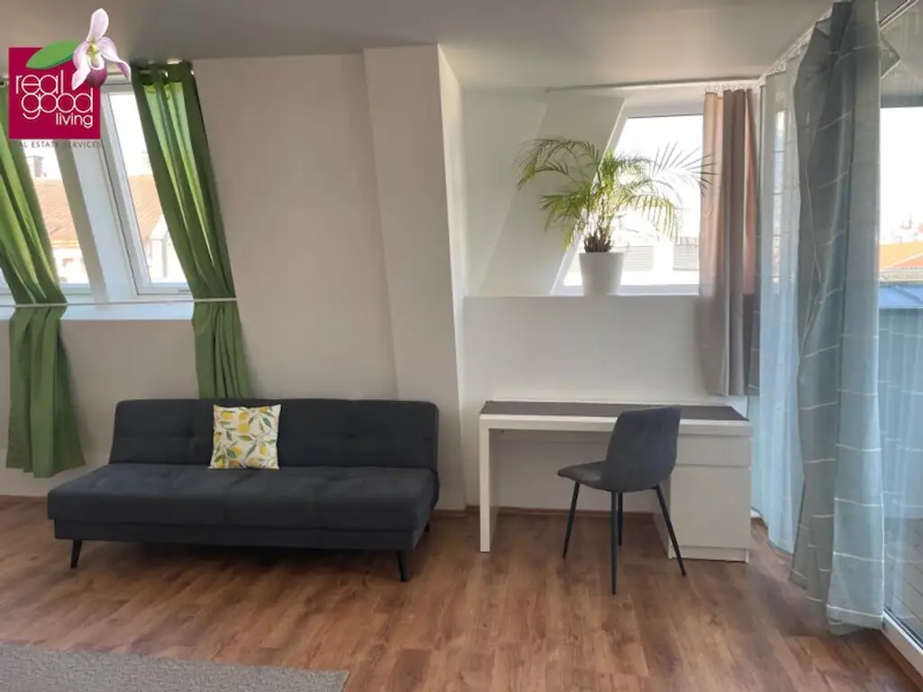 Neubau-Apartment mit Loggia in repräsentativen Gründerzeithaus