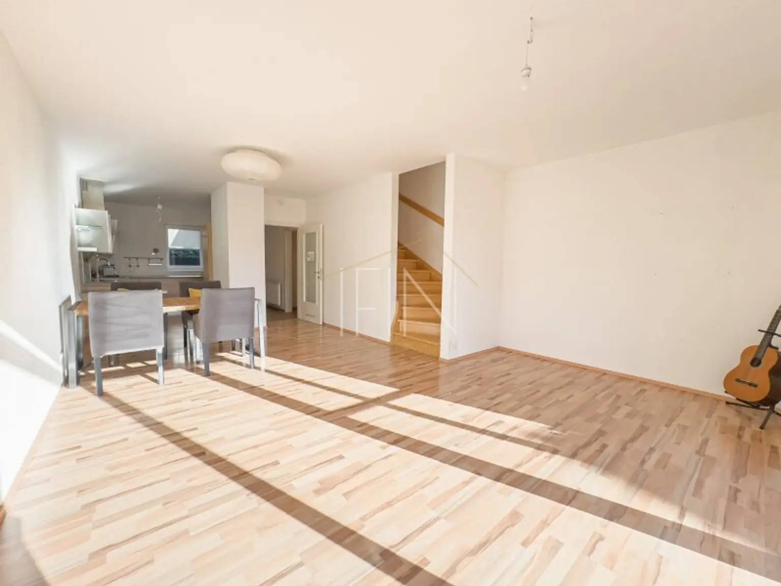 Gießhübl. Ruhe. Architektur.  Reihenhaus mit Garten