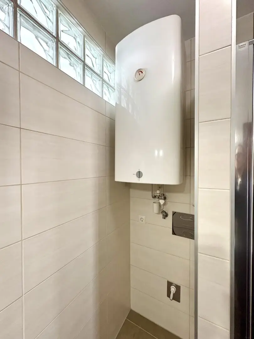 Bad mit Dusche und Platz für die Waschmaschine