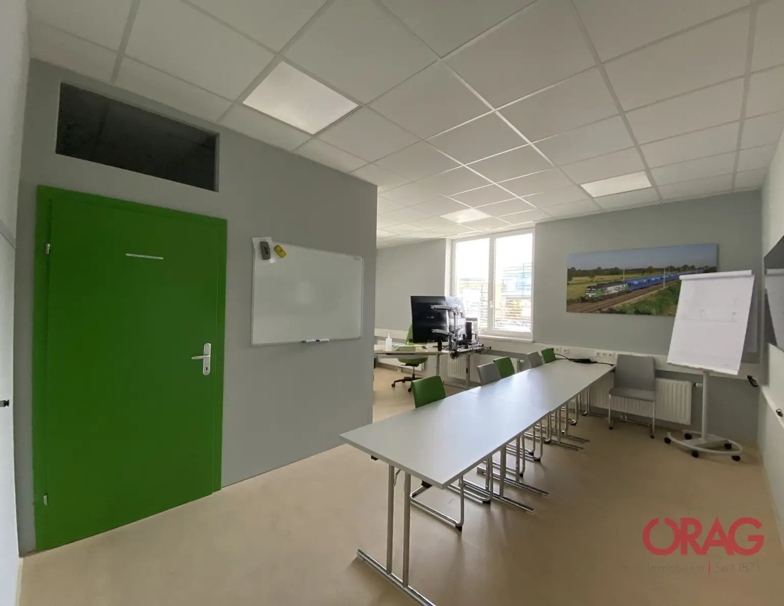 Moderne Bürofläche nahe Flughafen und Autobahn