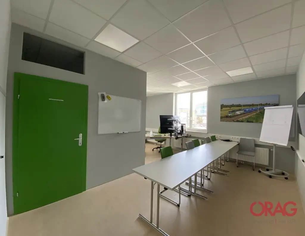 Moderne Bürofläche nahe Flughafen und Autobahn