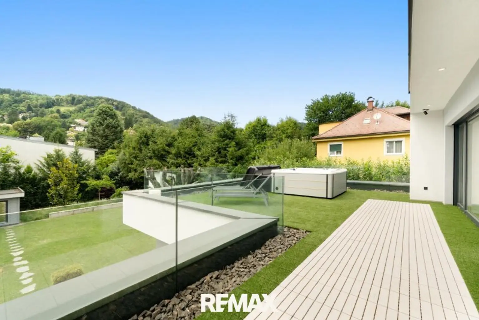 Beeindruckende Designer-Villa mit Pool und Poolhaus zum Soforteinzug!