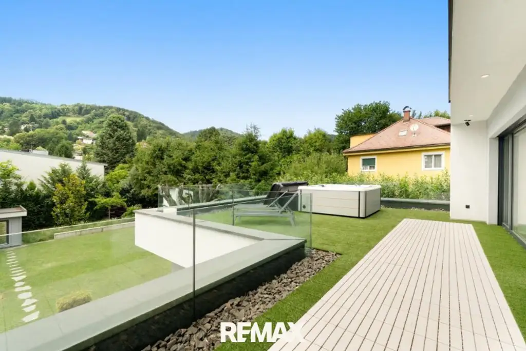 Beeindruckende Designer-Villa mit Pool und Poolhaus zum Soforteinzug!