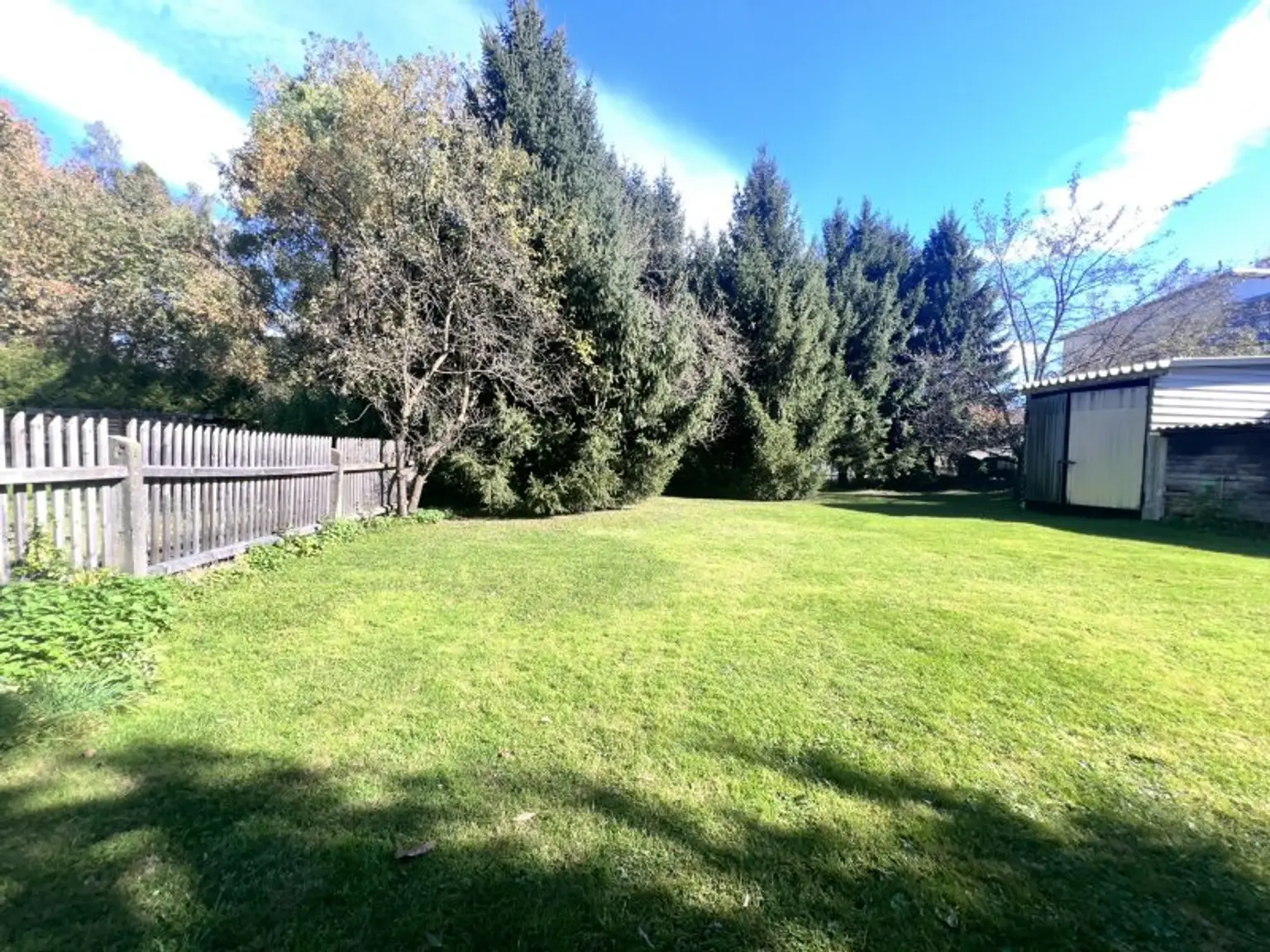 Geschäftshaus mit Wohnung + privatem Wohnhaus mit Pool und wunderschönem Garten – vielseitig nutzbar und top gelegen