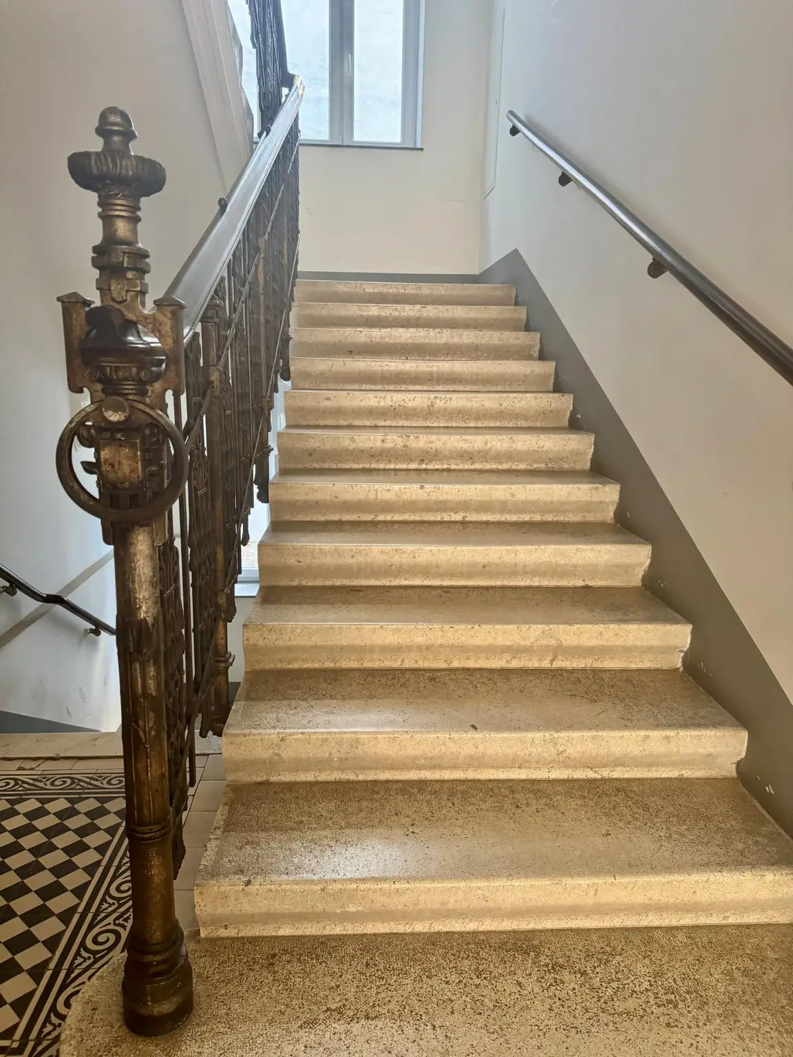Altbaujuwel! Generalsanierte 3-Zimmer-Wohnung mit hofseitiger Loggia, nur 5. Min fußläfig zur U-Bahn und zum Schlosspark Schönbrunn!