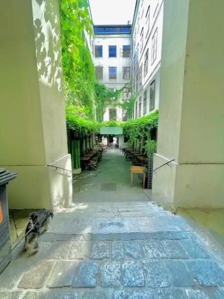 WOHNEN im 7-ten HIMMEL - INNENSTÄDTISCHE EIGENTUMSWOHNUNG- ELEGANTE Klassische Wiener-Altbau-Wohnung mit 2-Zimmern in Top Lage am SPITTELBERG - DURCHHAUS!
