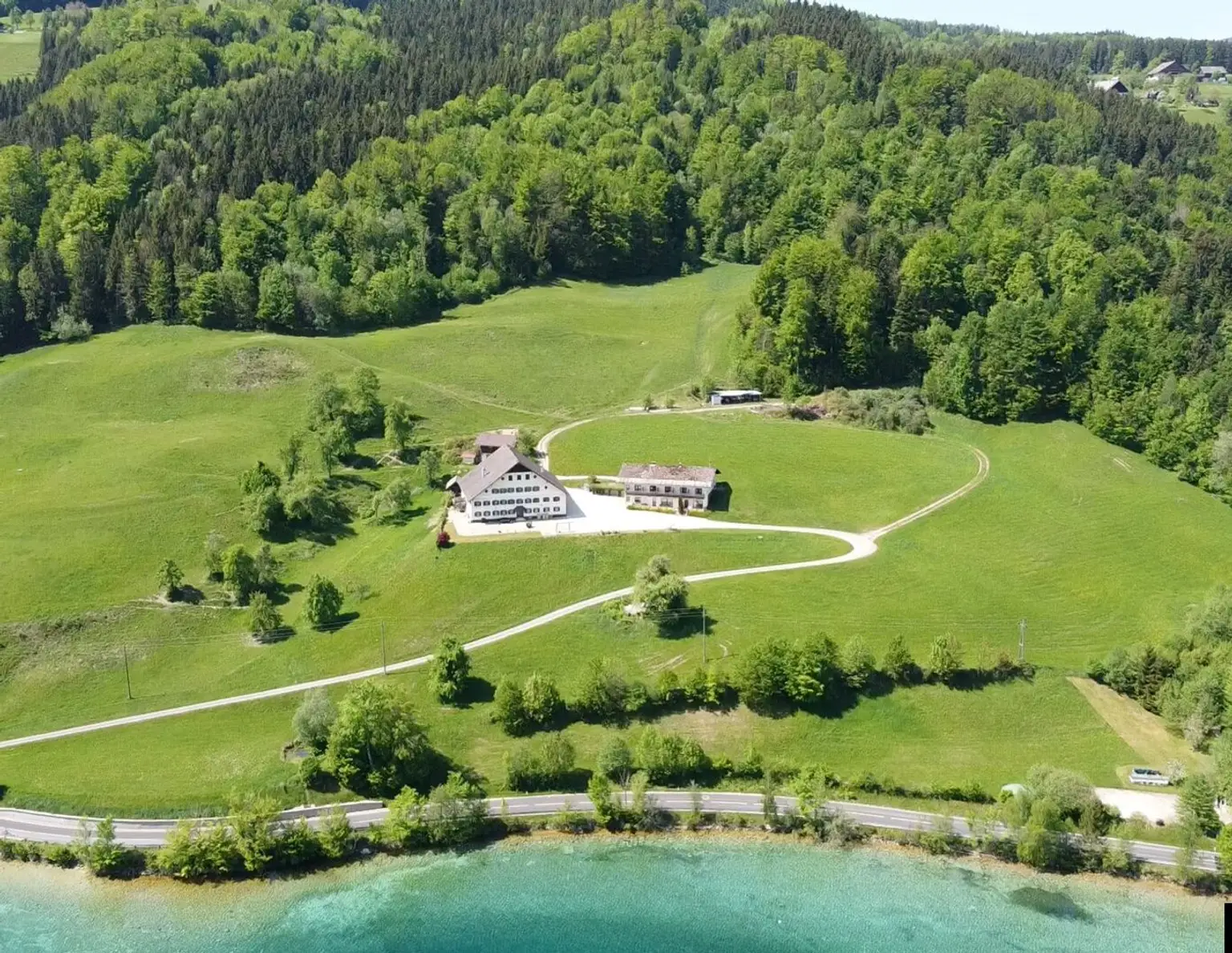 ATTERSEE: UNIKAT: Bauernhaus mit Gästehaus und Seezugang