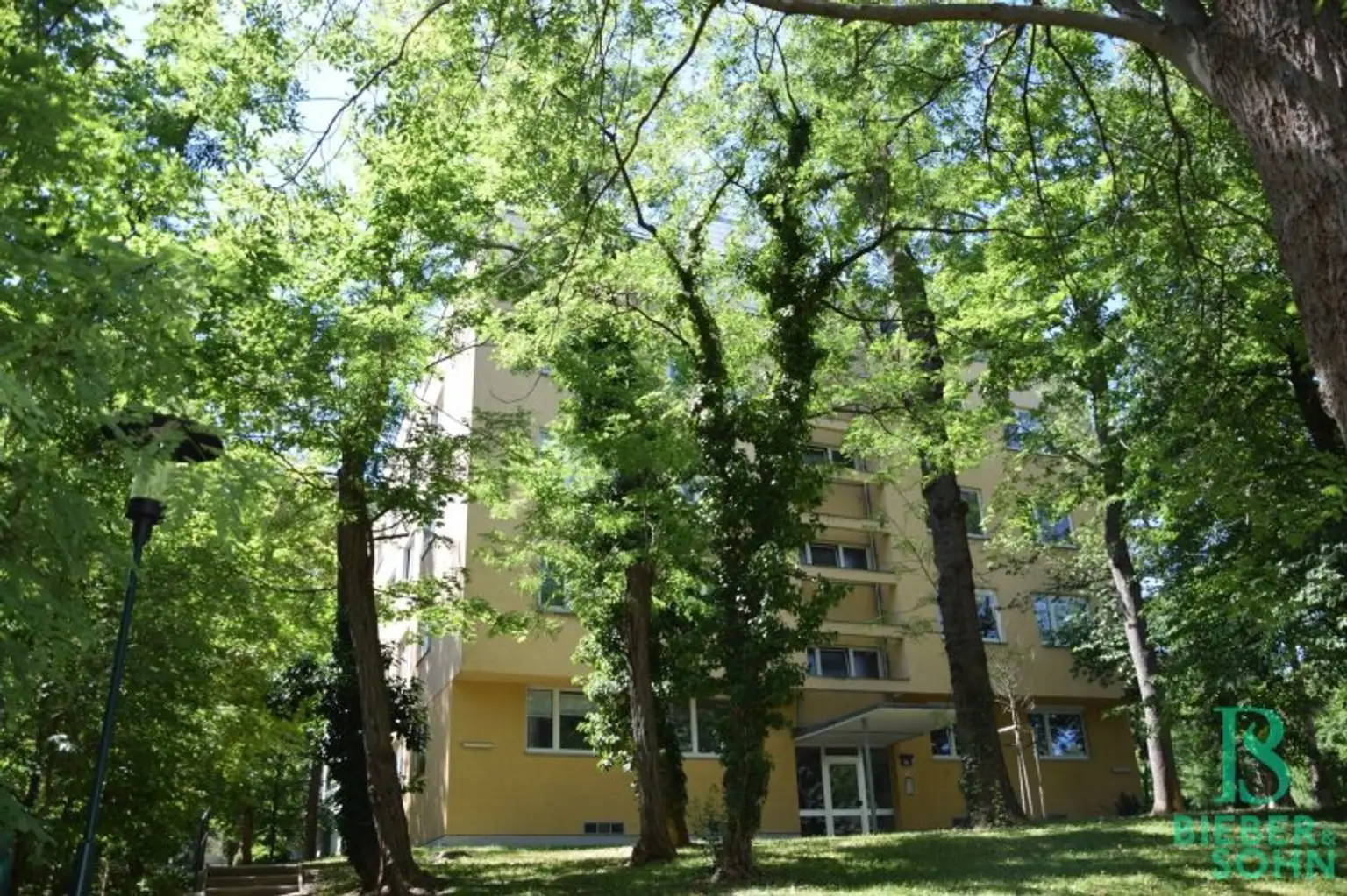 Hausansicht in Parkanlage