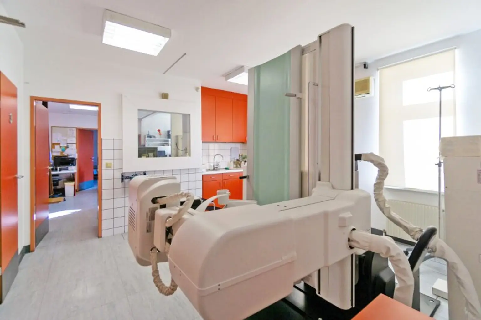 Behandlungsraum 2 Richtung Büro