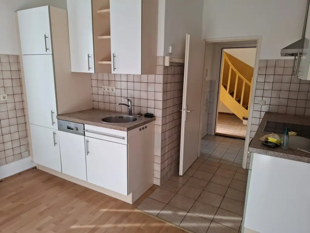 Zentrumsnahe 2-Zimmer-Wohnung mit Küchenblock im Hochparterre eines Wohnhauses in Bruck/Mur zu mieten !