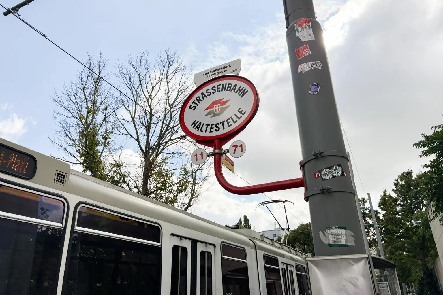 Kaiserebersdorf: Grundstück mit Altbestand und Entwicklungspotenzial