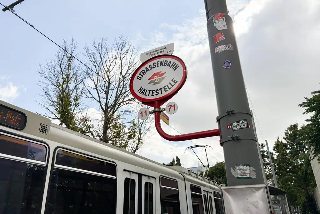 Kaiserebersdorf: Grundstück mit Altbestand und Entwicklungspotenzial