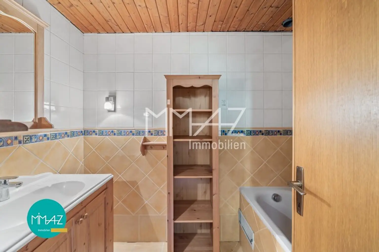 KLEINOD BEIM ROTEN BERG • Stilvoller Bungalow mit Eigengarten • 7 Zimmer • 2 Terrassen • Flexible Nutzung • Zeitloser Wohnkomfort