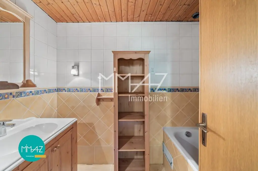 KLEINOD BEIM ROTEN BERG • Stilvoller Bungalow mit Eigengarten • 7 Zimmer • 2 Terrassen • Flexible Nutzung • Zeitloser Wohnkomfort