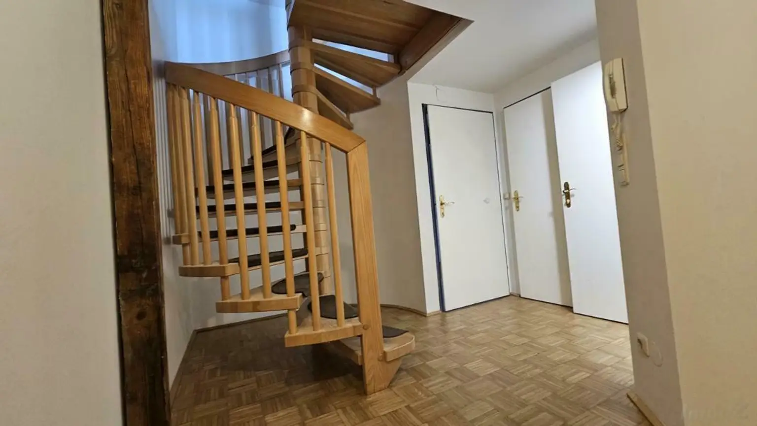 Eingangsbereich mit Wendeltreppe