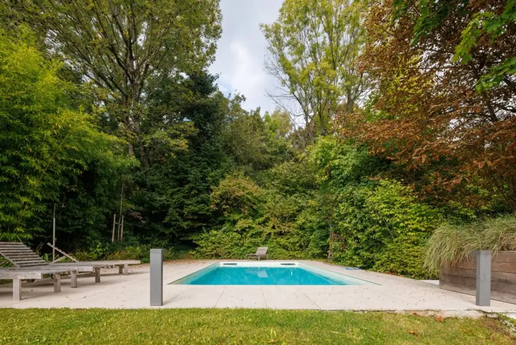 WOHNUNG mit 300 m² Privatgarten im 1190 Wien + Pool und Gym Nähe American Int. School