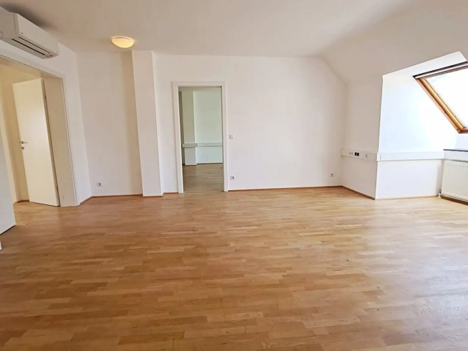 ZIEGLERGASSE bei FUZO Mariahilfer Straße, 141 m2 Bürofäche, 3 Zimmer, Serverraum, Küche, Klimaanlagen, Dachgeschoß