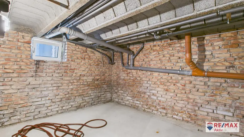 Großzügiges Ein- bzw. Zweifamilienhaus mit großem Garten und Garage