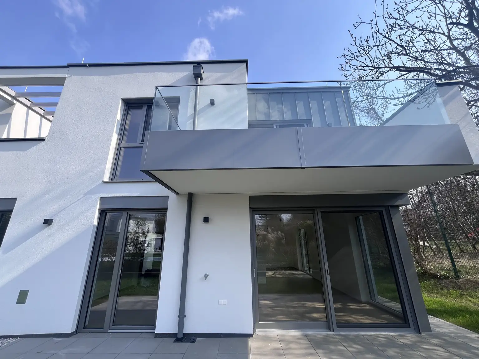 Erstbezug !!! Traumhafte Doppelhaushälfte -  mit 5 Zimmern, Garten, Wohnkeller und Stellplätzen!