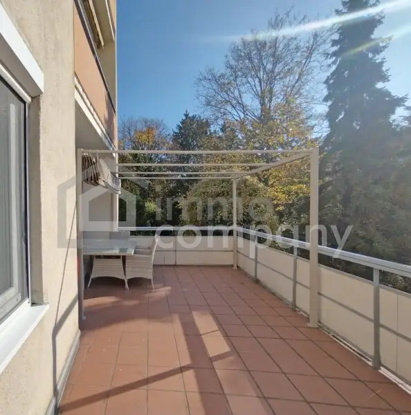 Familienwohnung mit 4 Zimmern im Zentrum mit großer Terrasse / eigene Garage - generalsaniert!