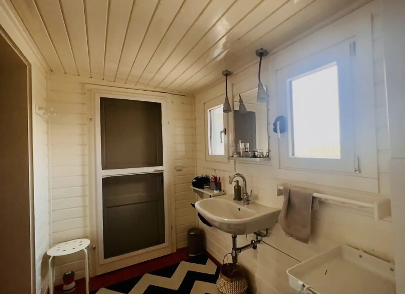 Badezimmer mit Ausgang ins Freie und zum WC