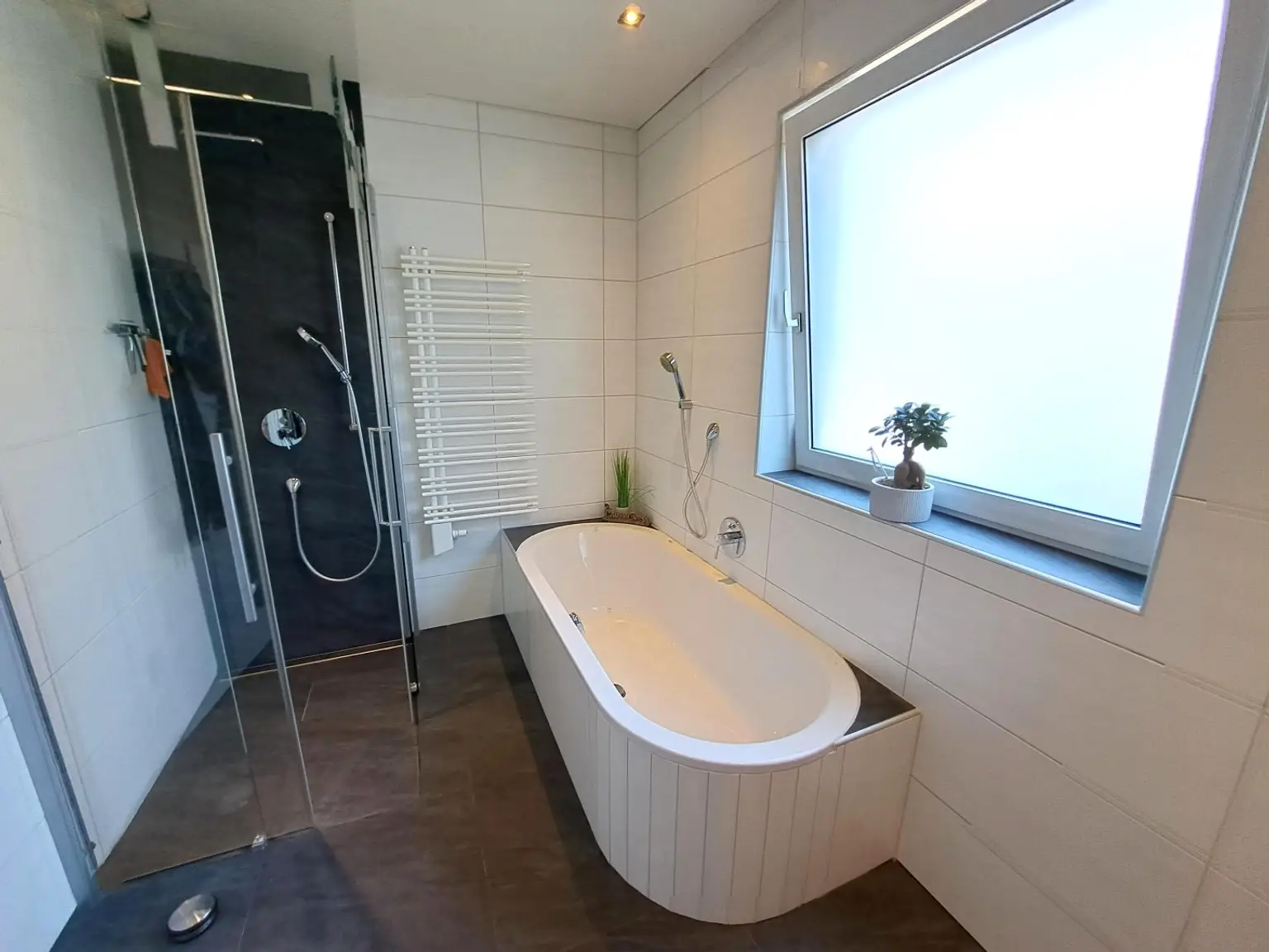Wohnjuwel mit 2 Wohnungen (ca. 290 m² Wfl.), 2 Terrassen, Gartenareal mit Pool & Poolhaus - Neuzeug