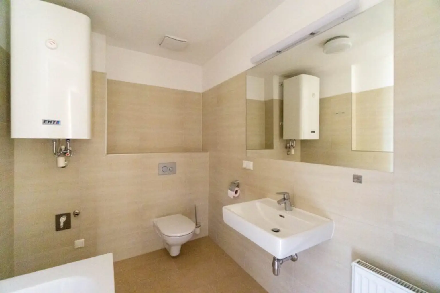 Badezimmer mit Waschbecken und WC