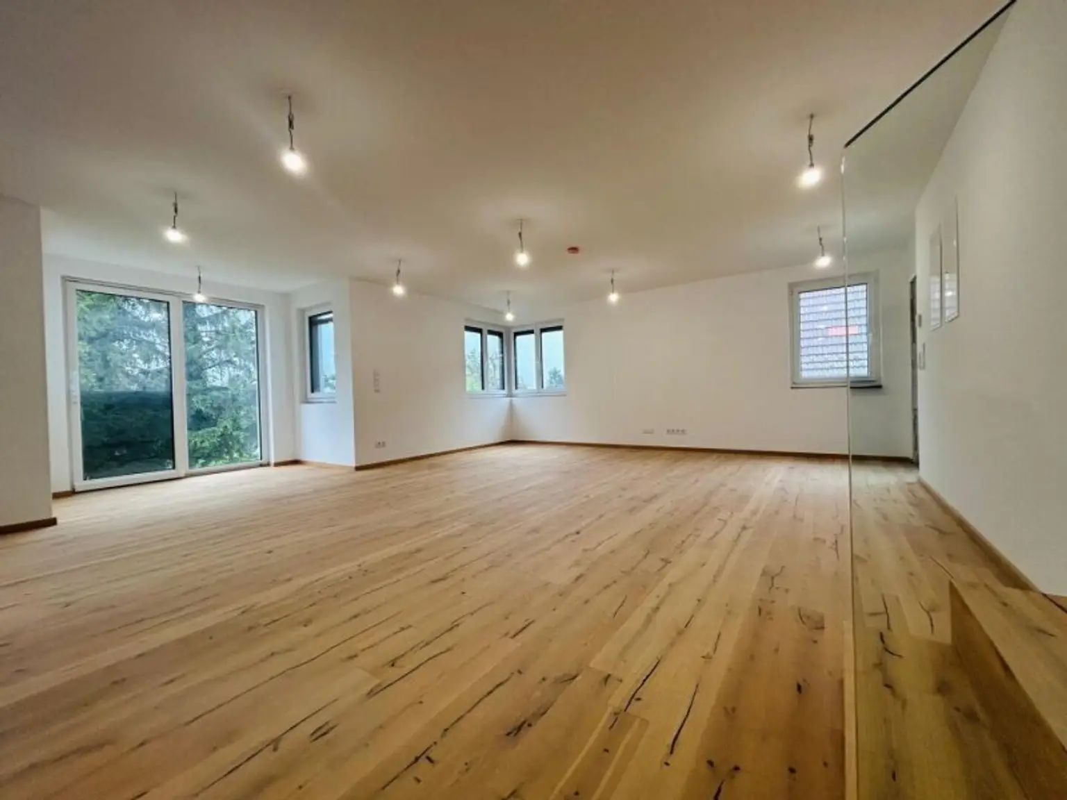 Neubau-Erstbezug: Flexible EG-Gewerbefläche für Praxis, Büro oder Ordination am Rosenhügel