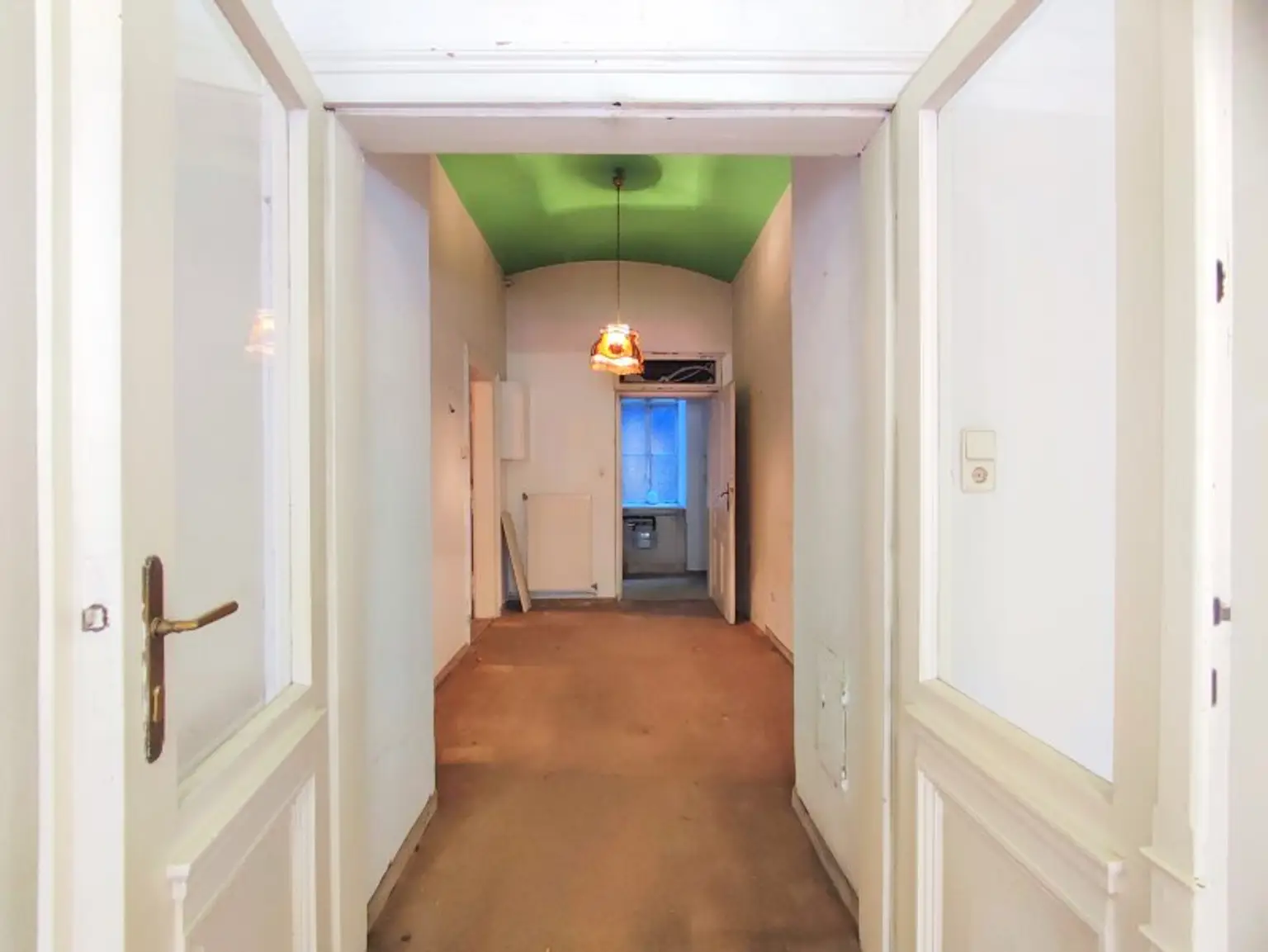 SÜDSEITIG :  Stilaltbau beim Walter-Beck-Platz