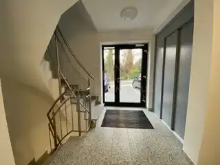 Treppenhaus mit Fahrstuhl