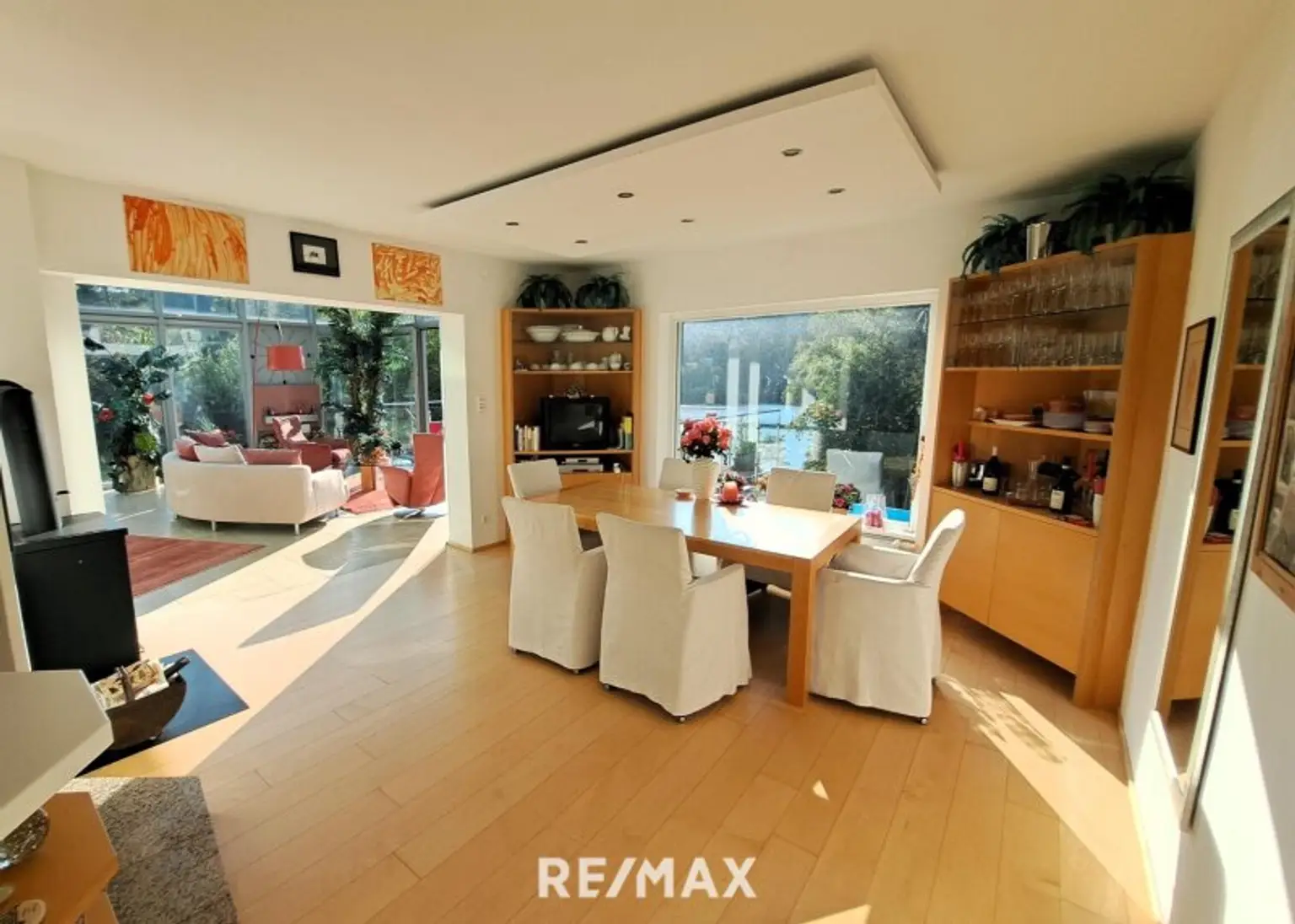 Esszimmer mit Blick zum Wintergarten