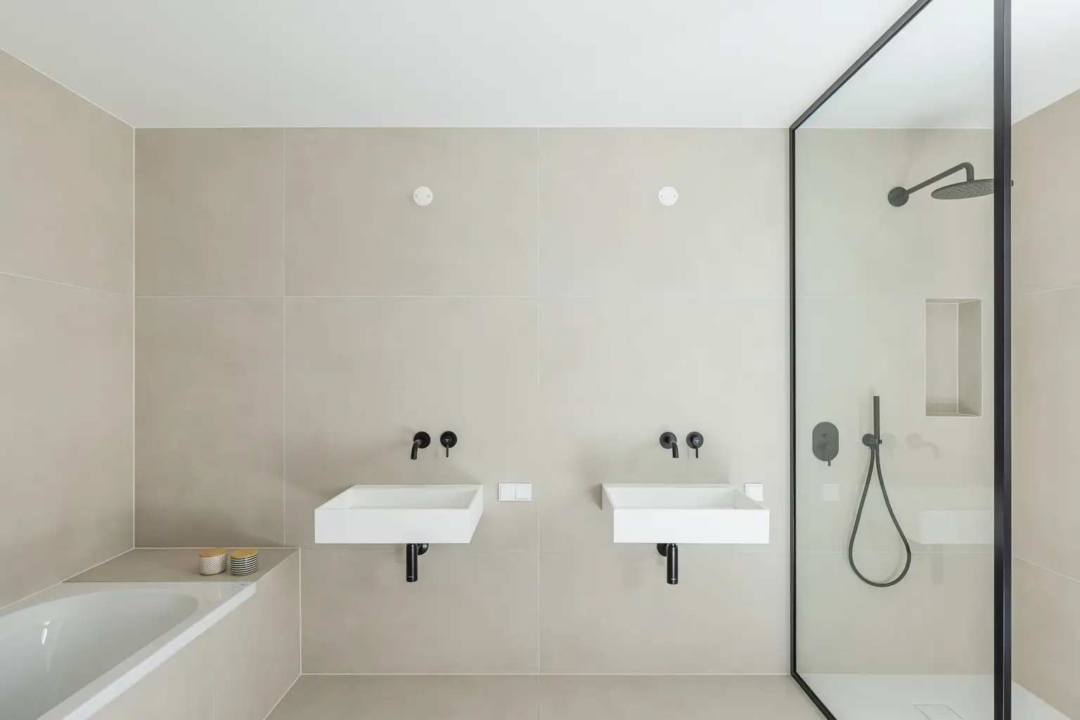 Loft-Feeling trifft Altbauflair – 3 Zimmer Erstbezug mit Terrasse nahe U6