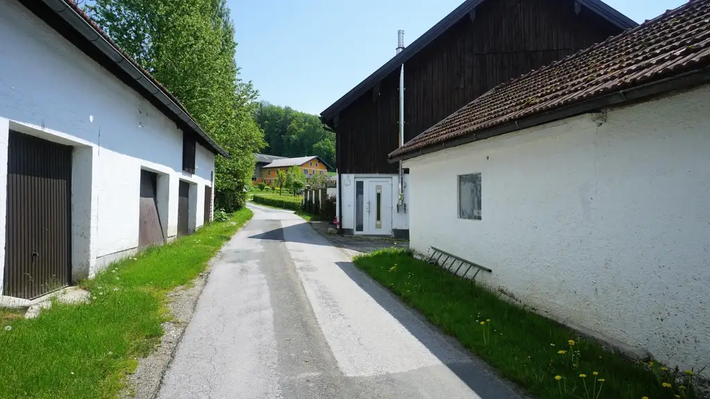 Bauernhaus mit Nebengebäude und Feldern in Durchham